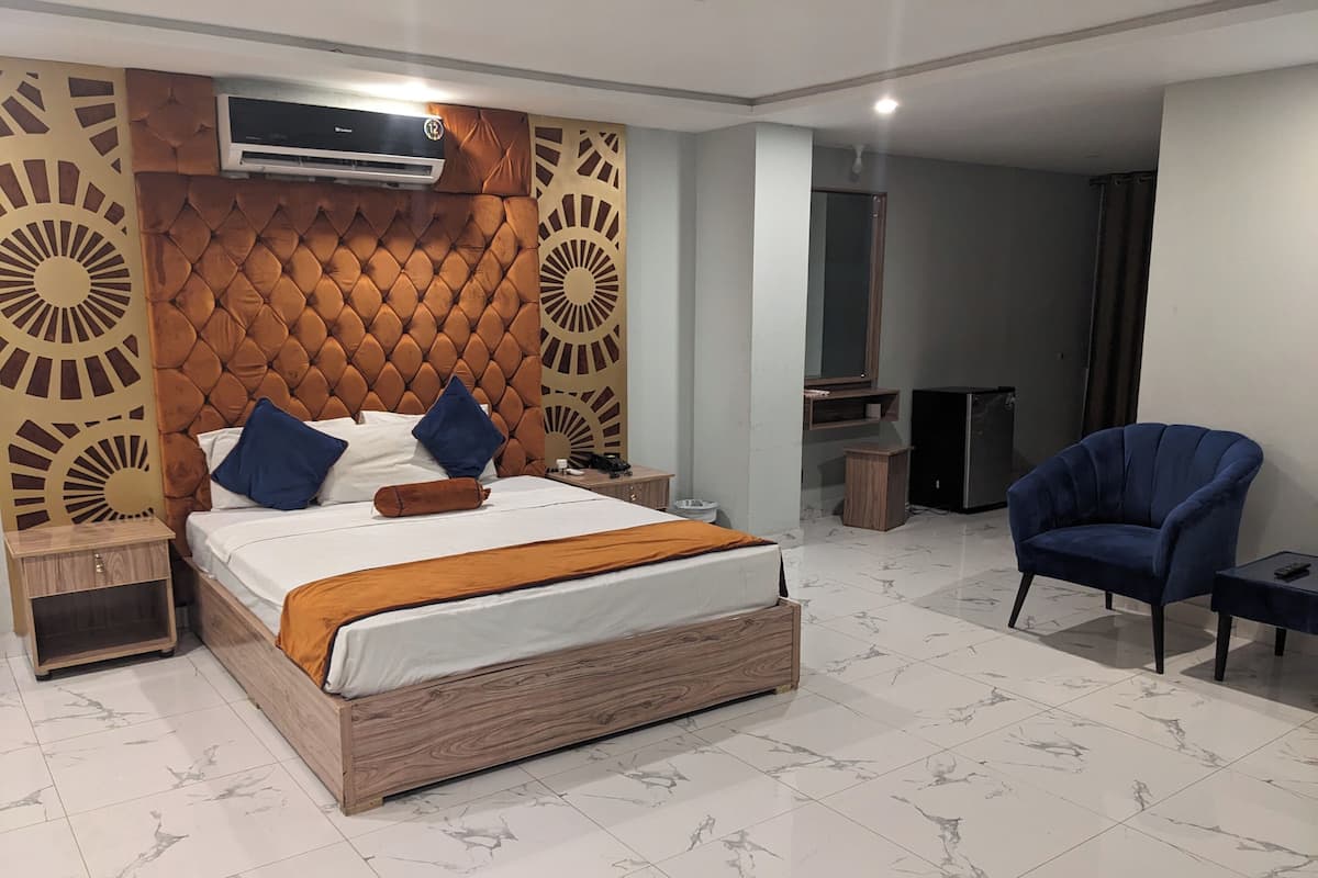 Double Room | Minibar, individually decorated, individually furnished