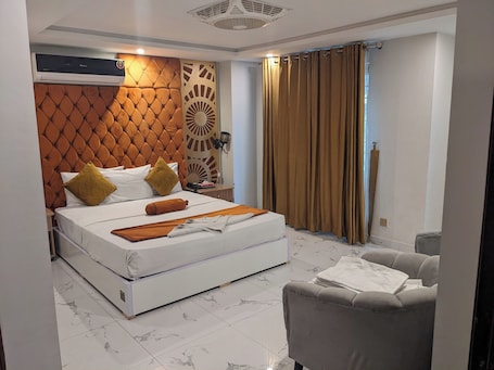 Double Room | Minibar, individually decorated, individually furnished. NUVA HOTEL