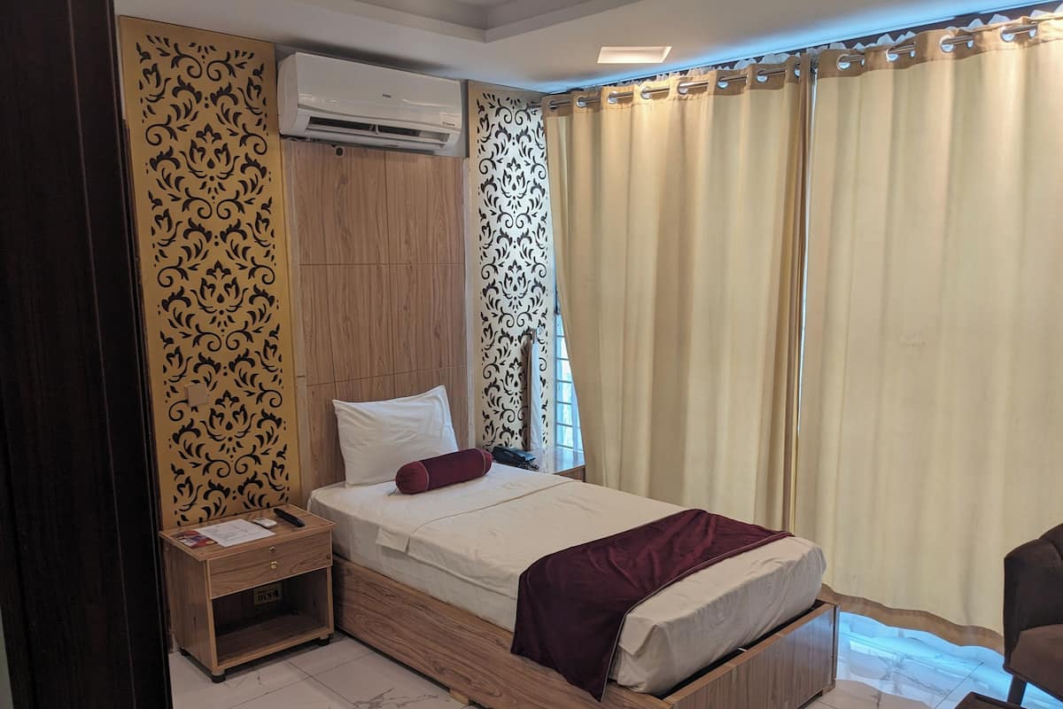Single Room | Minibar, individually decorated, individually furnished