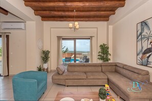 Älytelevisio, takka, videopelejä, pöytätennispöytä