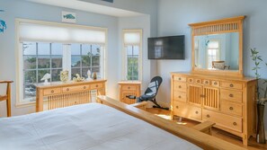 3 bedrooms, iron/ironing board, free WiFi, bed sheets - BOOK NOW & SAVE!! Base Rent has been REDUCED by 25%!! BEAUTIFUL 3 Bed/2.5 Bath Townhouse w/Elevator, Steps from Gulf, Pool, Dog Allowed* (Bradenton Beach)