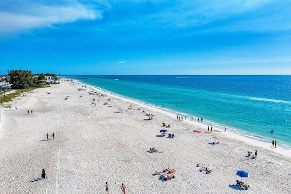 在海灘附近、沙灘巾