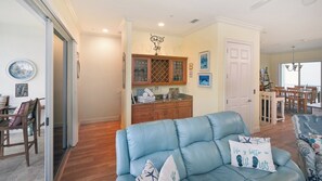 Smart TV, DVD player - BOOK NOW & SAVE!! Base Rent has been REDUCED by 25%!! BEAUTIFUL 3 Bed/2.5 Bath Townhouse w/Elevator, Steps from Gulf, Pool, Dog Allowed* (Bradenton Beach)