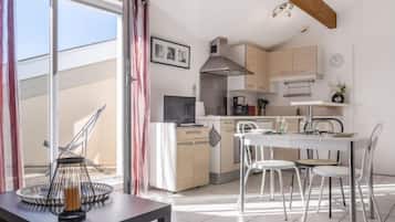 Een koelkast, een magnetron, een oven, een vaatwasser