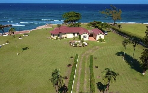 Villa Oasis: Modern/Private Beach/Oceanfront