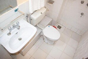 Shower, rainfall showerhead, free toiletries, slippers