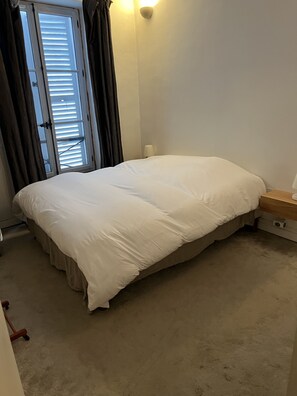 2 soverom, skrivebord, strykejern/-brett og wi-fi (inkludert)