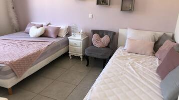 3 chambres, bureau, fer et planche Ă repasser, lit parapluie