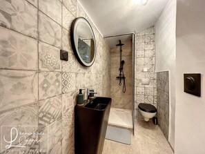 Douche, sĂšche-cheveux, serviettes fournies