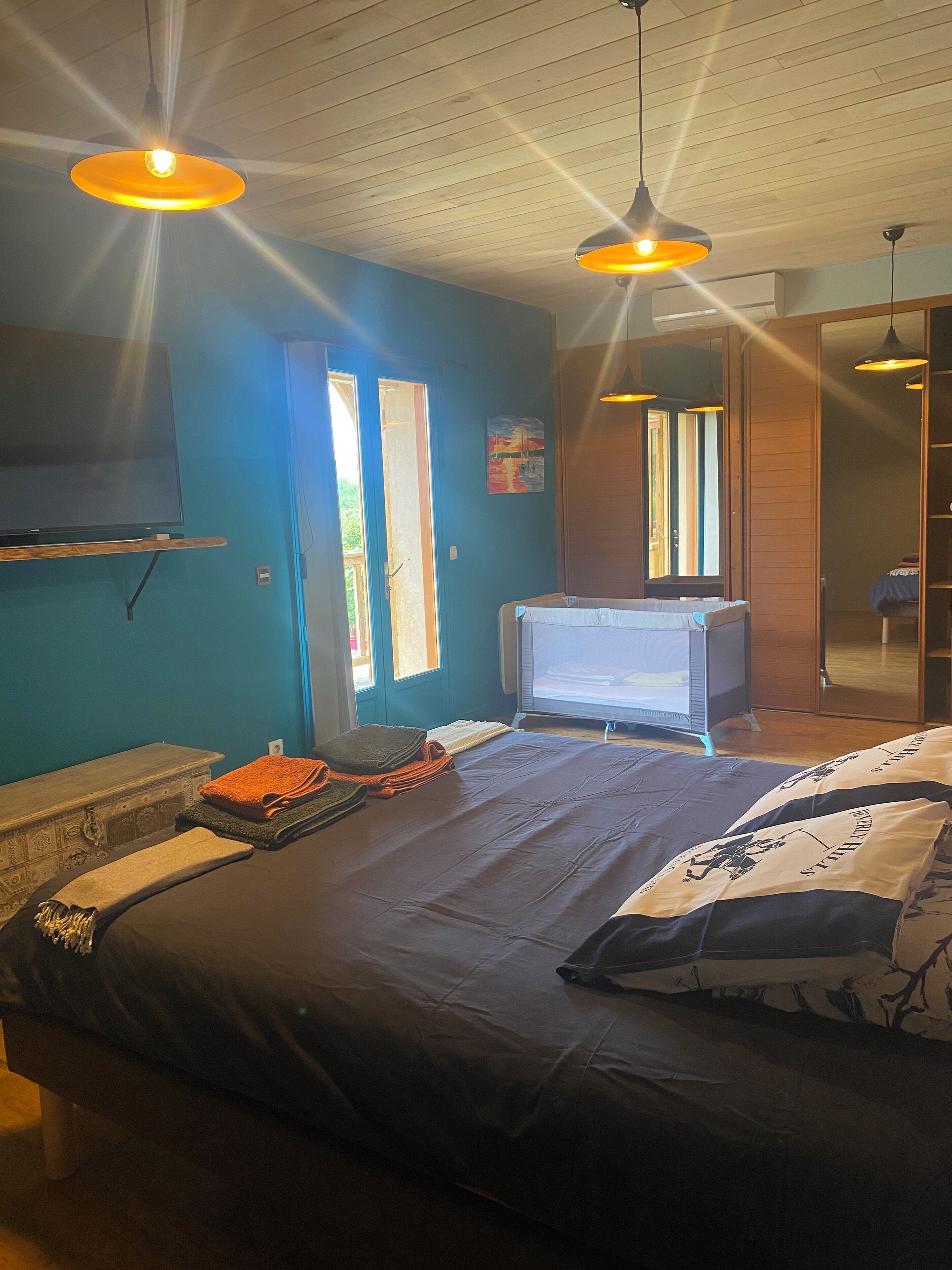 5 slaapkamers, een bureau, een strijkplank/strijkijzer, reisbedje