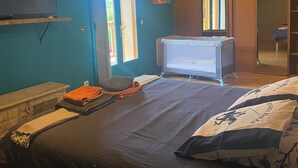 Une chambre à coucher avec un lit, une télévision et un bureau.