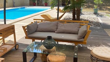 Een buitenzwembad, een verwarmd zwembad