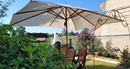 Gßte familial avec terrasse à la ferme, proche Montluçon, idéal pour 4 pers, draps et serviettes inclus