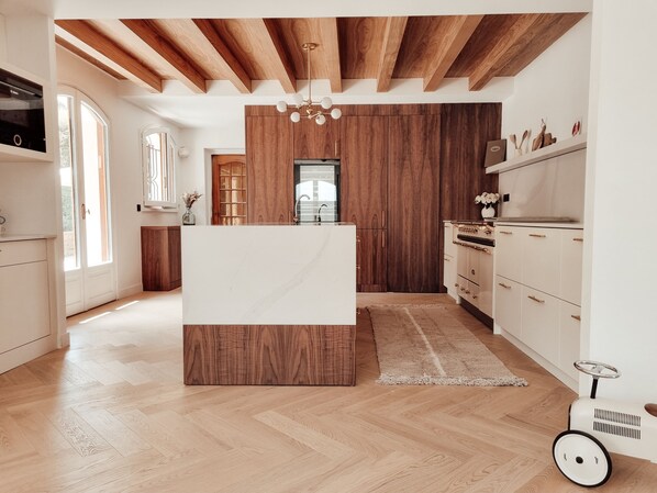 ثلاجة، ميكروويف، فرن، موقد طهي مسطح