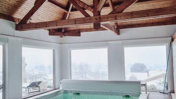 Alberca techada y alberca climatizada