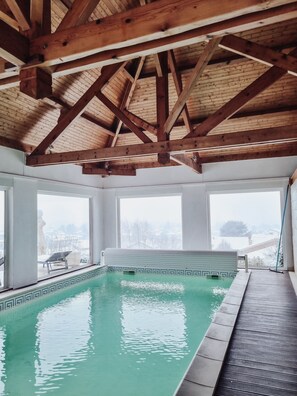 من حمّامات السباحة المغطاة، حمّام سباحة مُدفَّأ