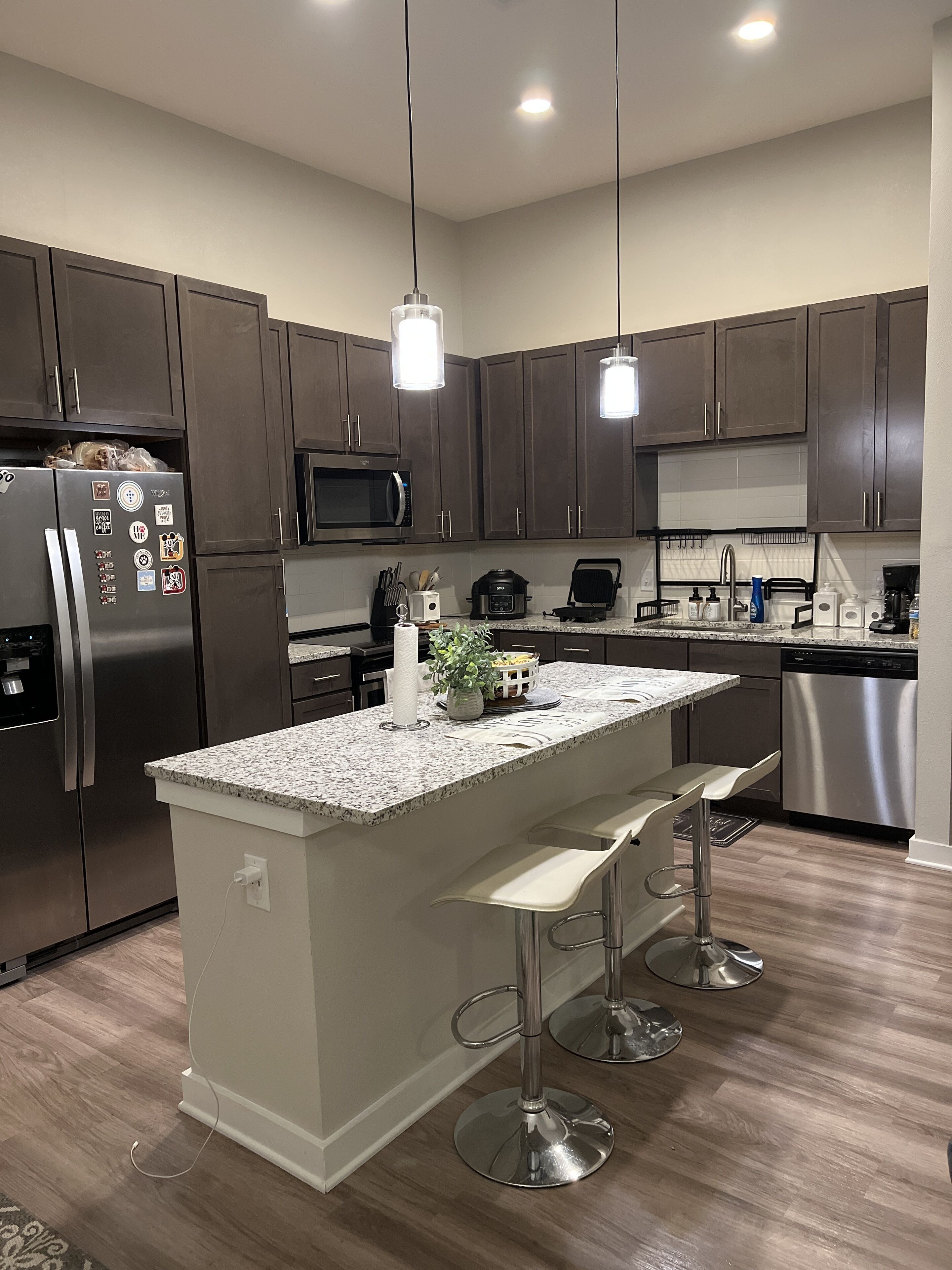 Kühlschrank, Mikrowelle, Herdplatte, Geschirrspüler