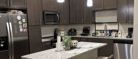 Kühlschrank, Mikrowelle, Herdplatte, Geschirrspüler