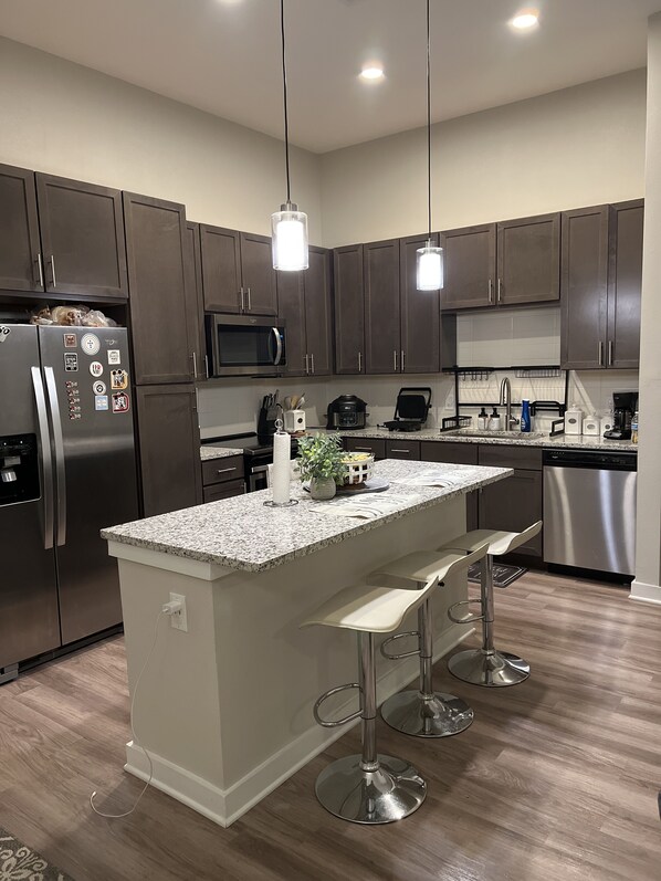 Fridge, microwave, stovetop, dishwasher