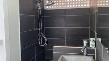 Regadera, secadora de cabello, toallas, papel de baño