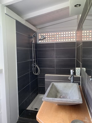Douche, sĂšche-cheveux, serviettes fournies, papier toilette