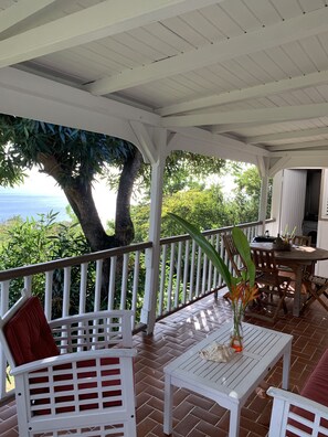 Outdoor dining - Sea view bungalow located 5 minutes from the beach (Bouillante)