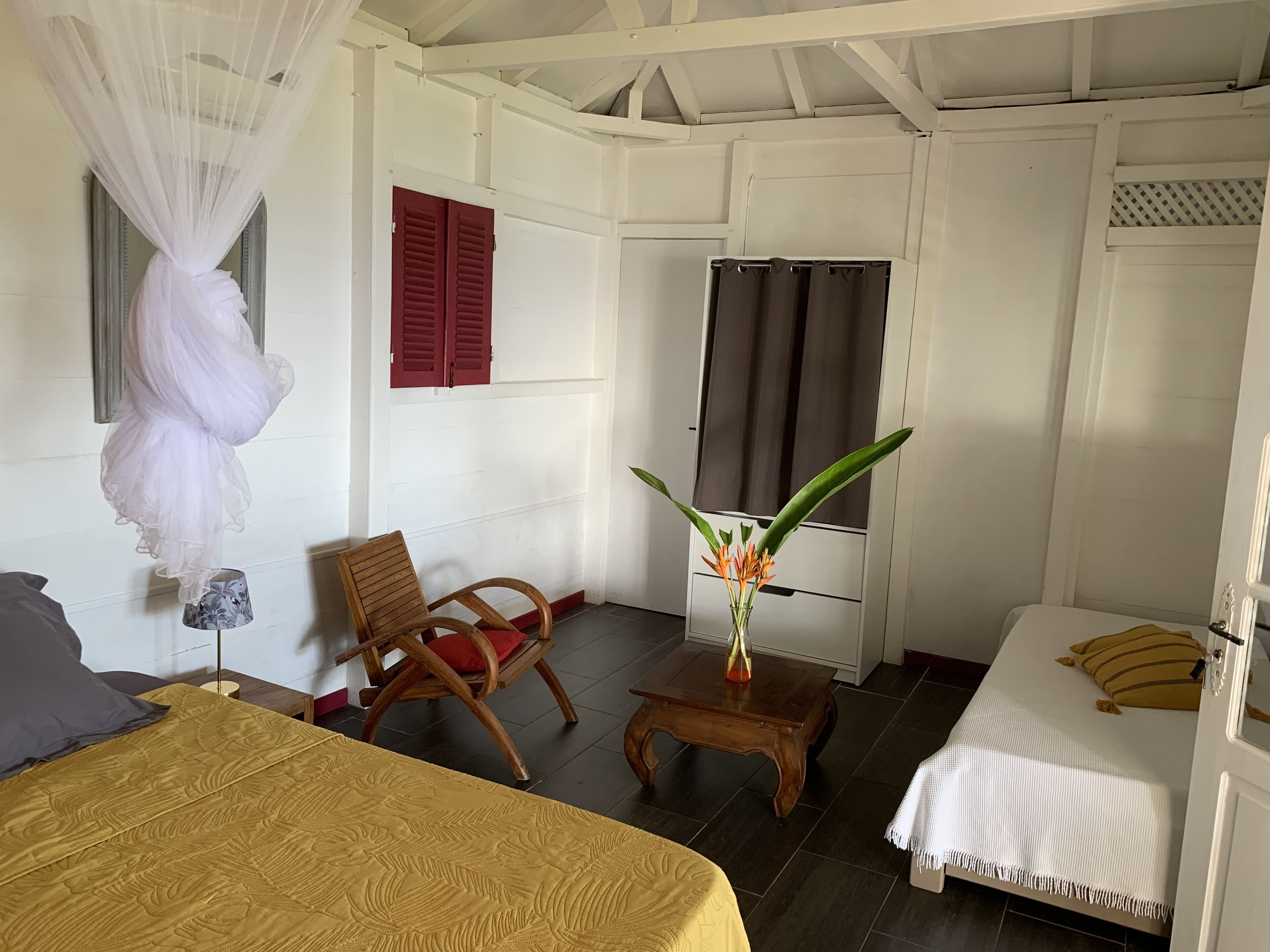 1 dormitorio, tabla de planchar con plancha, cuna de viaje y wifi