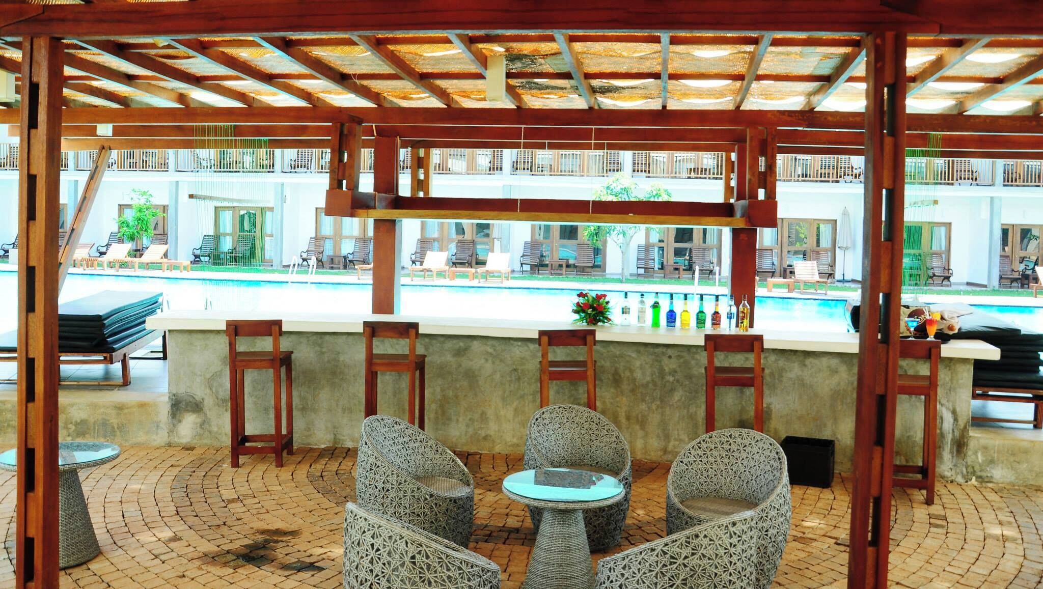2 bars/lounges, swim-up bar, poolside bar, beach bar