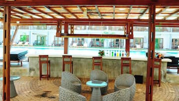2 bars, bar en milieu de piscine, bar en bord de piscine, bar de plage
