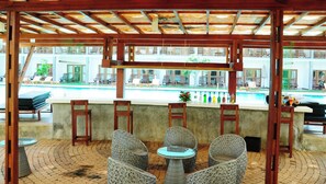 2 bars/lounges, swim-up bar, poolside bar, beach bar