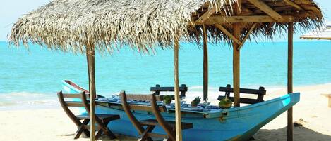 Plage privée, sable blanc, chaises longues, serviettes de plage