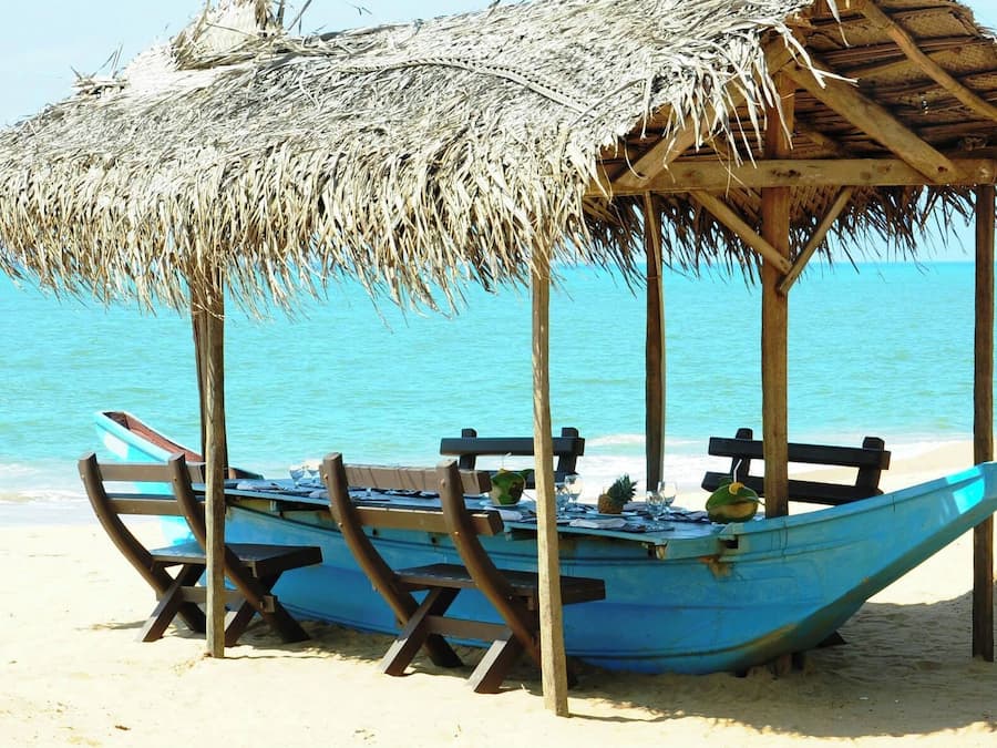 Privatstrand, weißer Sandstrand, Liegestühle, Strandtücher