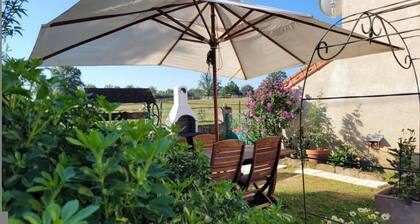 Gßte familial à la ferme avec terrasse - chevaux, poneys, proche Montluçon et thermes Néris les Bains