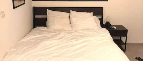 1 Schlafzimmer, Schreibtisch, Bettwäsche
