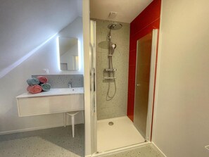 Sèche-cheveux, serviettes fournies