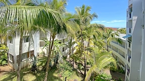 Ein Resort mit mehrstöckigen Gebäuden, Palmen und blauem Himmel.