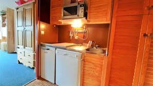 Coffee/tea maker, microwave, stovetop, dishwasher - Spacious 6-Person Studio with Bunk Beds and Ski Locker, Dishwasher, and Fondue Set (Piau-Engaly)