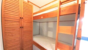 Room - Spacious 6-Person Studio with Bunk Beds and Ski Locker, Dishwasher, and Fondue Set (Piau-Engaly)