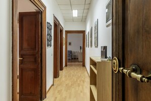 Interior - Cozy and bright apartment of 120 sqm, can accommodate up to 6 people, located on the first floor of a building with a lift (not suitable for disabled - 7 steps to access).The property boasts a strategic position to visit all the beauties of the city, an  (Roma)