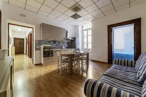 Interior - Cozy and bright apartment of 120 sqm, can accommodate up to 6 people, located on the first floor of a building with a lift (not suitable for disabled - 7 steps to access).The property boasts a strategic position to visit all the beauties of the city, an  (Roma)