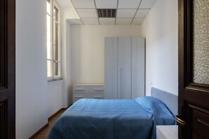 3 bedrooms, iron/ironing board, internet, bed sheets