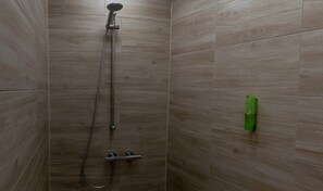 Haartrockner, Handtücher, Seife, Shampoo