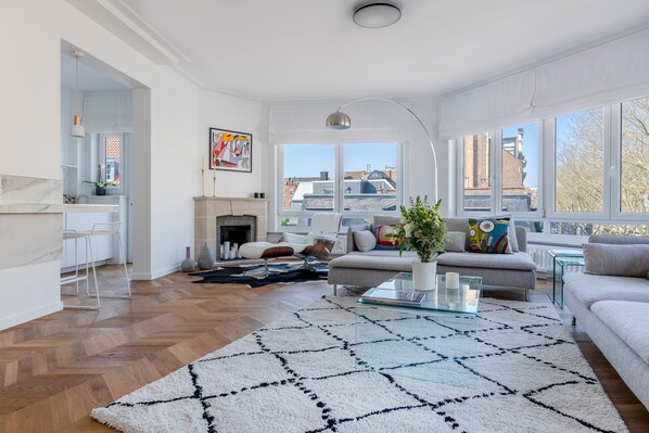 Departamento Premium | Área de sala de estar | Televisión de 70 pulgadas con canales por cable y chimenea