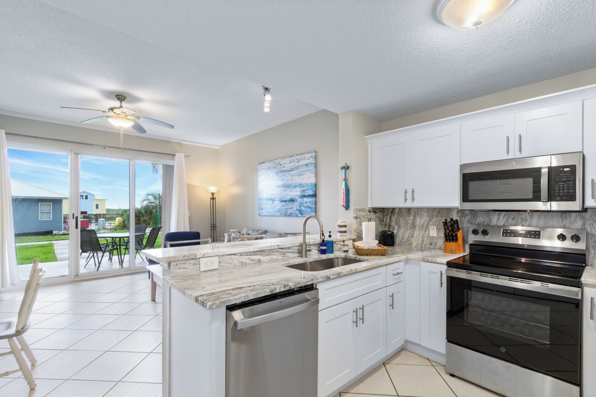 ثلاجة، ميكروويف، فرن، موقد طهي مسطح