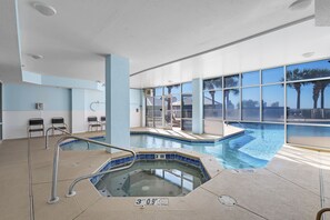 من حمّامات السباحة المغطاة