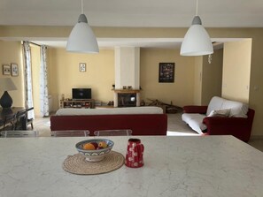 TV, fireplace