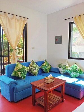 Apartamento premier (Premier Apartment 40m2) | Área de estar | TV de tela plana 16 polegadas com canais a cabo, TV