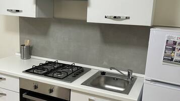 Kühlschrank, Ofen, Herdplatte, Wasserkocher mit Kaffee-/Teezubehör