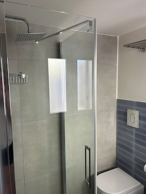 Dusche, Haartrockner, Bidet, Handtücher
