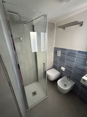 Douche, sèche-cheveux, bidet, serviettes fournies
